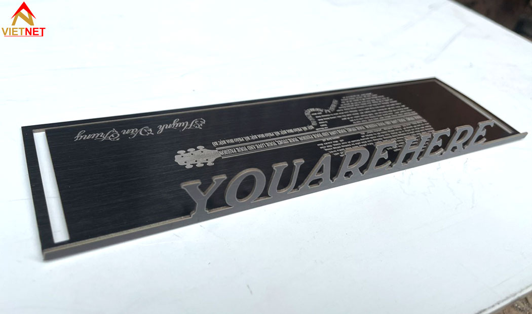 bang-hieu-cat-laser-kim-loai-an-tuong-hien-dai