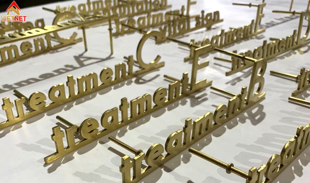 bang-hieu-cat-laser-kim-loai-an-tuong-hien-dai