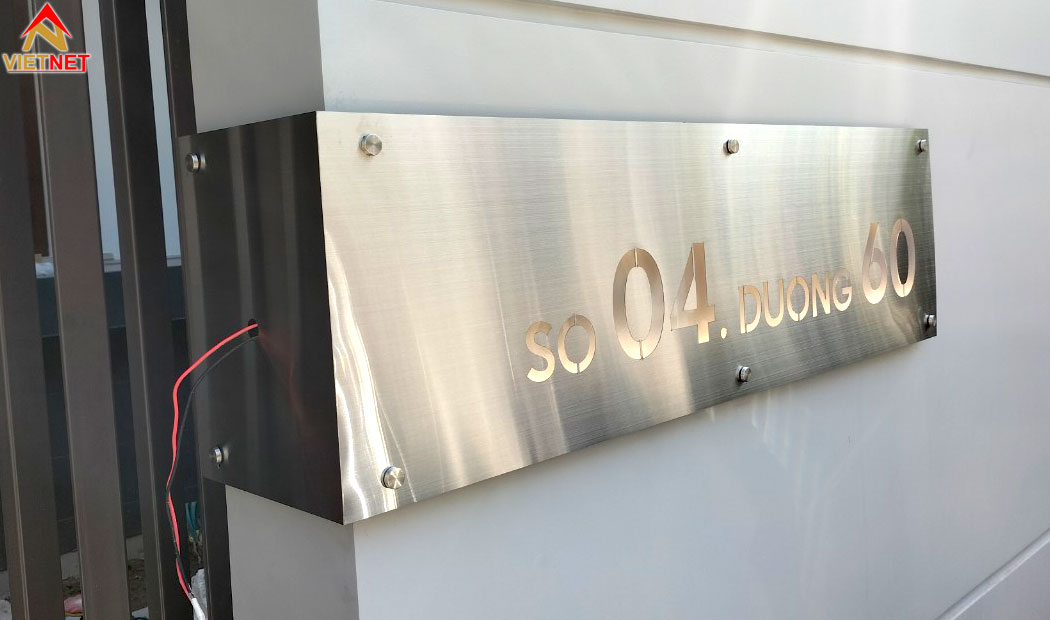 bang-hieu-cat-laser-kim-loai-an-tuong-hien-dai