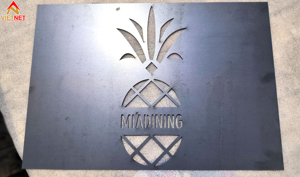 bang-hieu-cat-laser-kim-loai-an-tuong-hien-dai