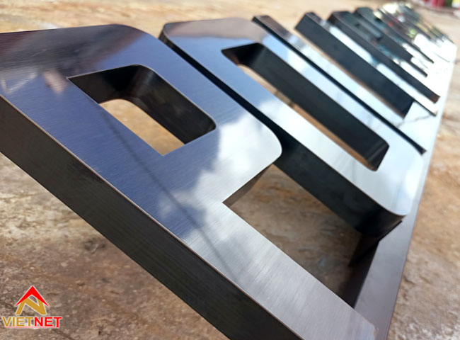 bang-hieu-chu-inox-den-cong-ty-poli-concept