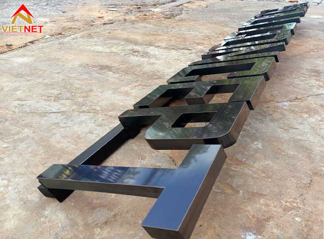 bang-hieu-chu-inox-den-cong-ty-poli-concept