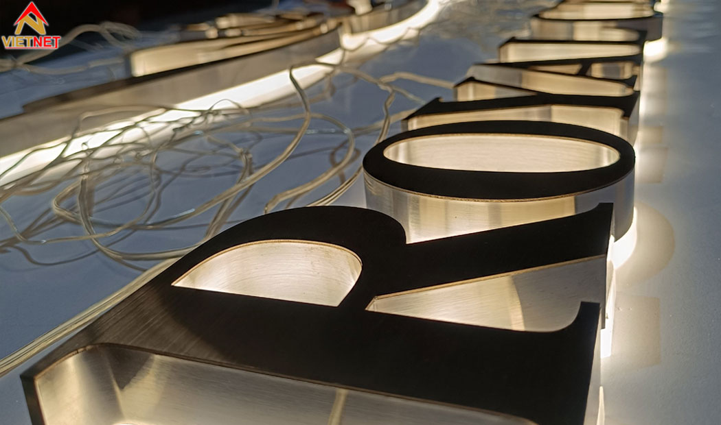 chu-inox-hat-sang-chan-lam-noi-bat-khong-gian