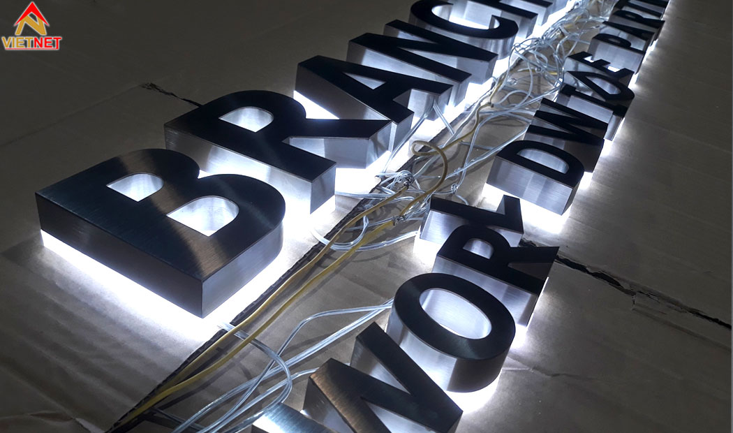 chu-inox-hat-sang-chan-lam-noi-bat-khong-gian