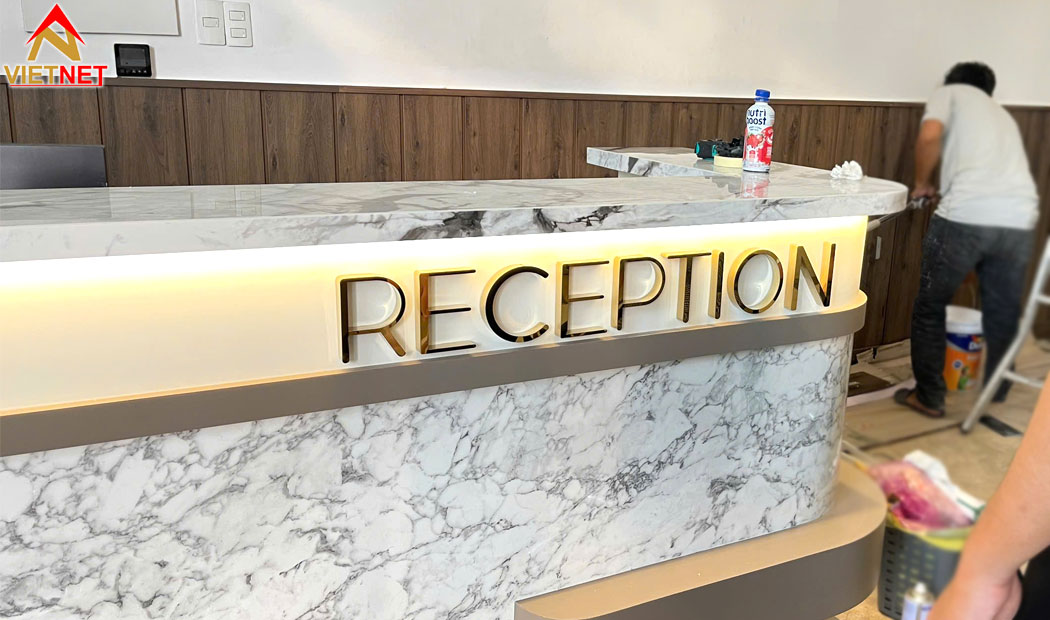 chu-noi-inox-vang-quay-le-tan