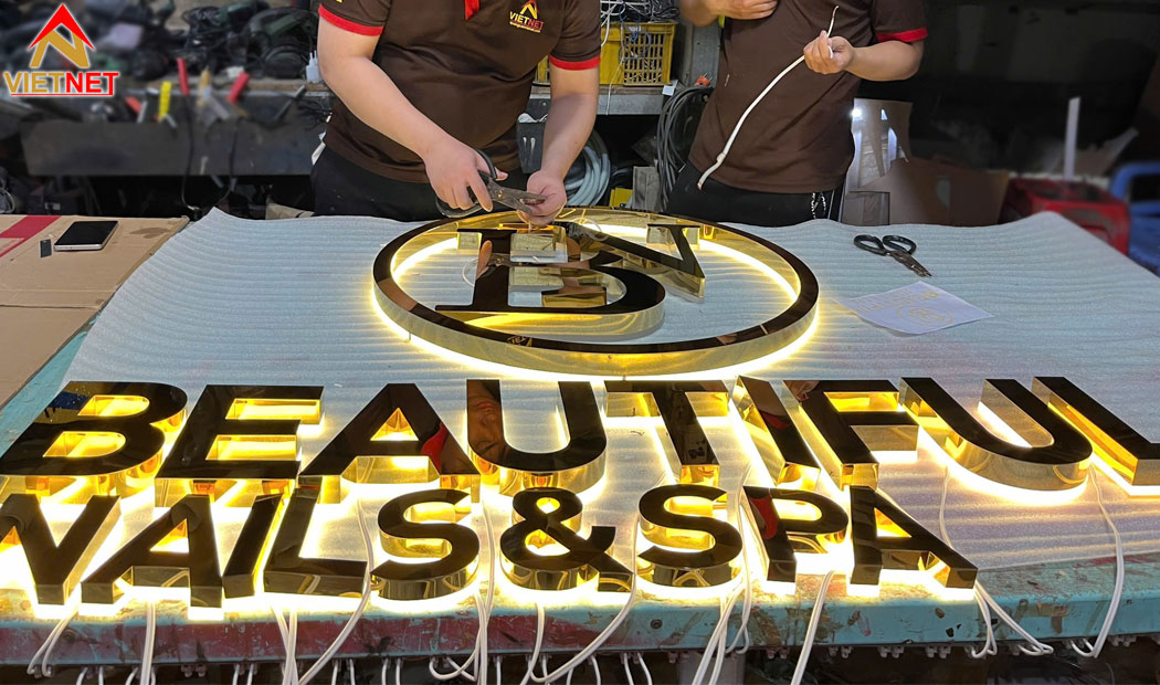 chu-noi-inox-vang-guong-spa-dep