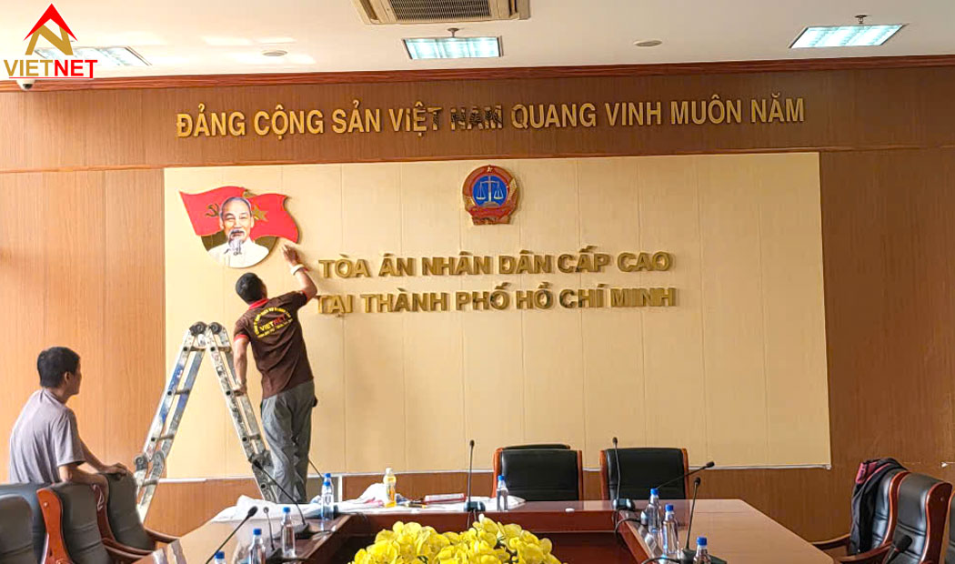 bang-hieu-chu-noi-inox-vang-co-quan-dang-toa-an