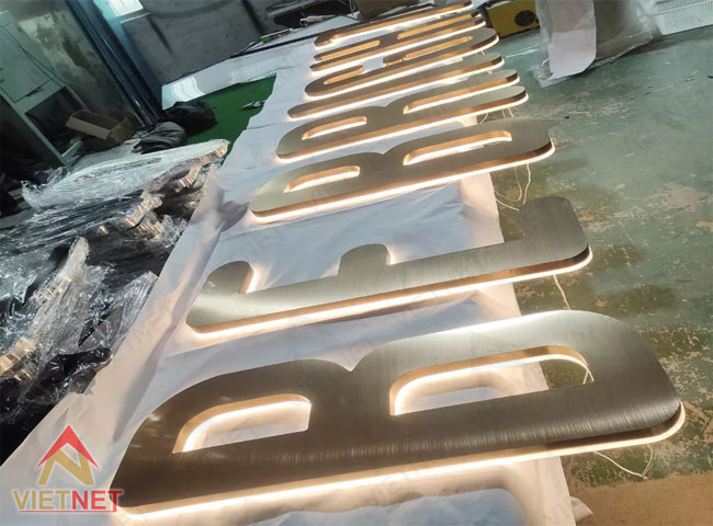 bien-quang-cao-chu-noi-dong