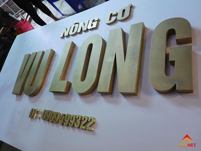 bien-quang-cao-chu-noi-dong