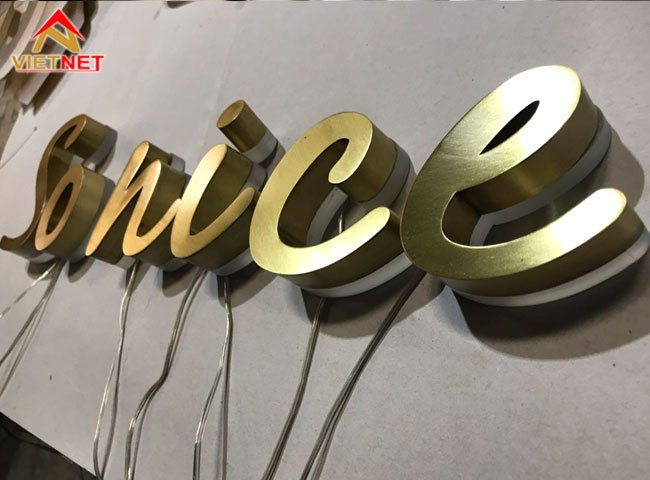 bien-quang-cao-chu-noi-dong