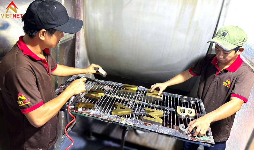 gia-cong-chu-inox-son-tinh-dien-chuyen-nghiep-gia-re