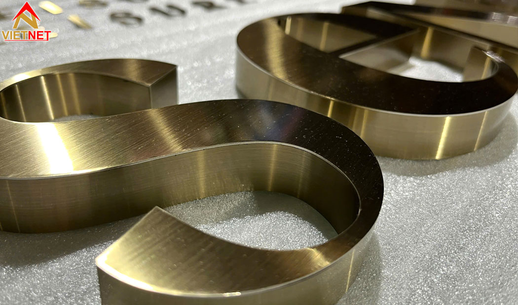 gia-cong-chu-inox-xuoc-sang-trong-hien-dai-ben-bi