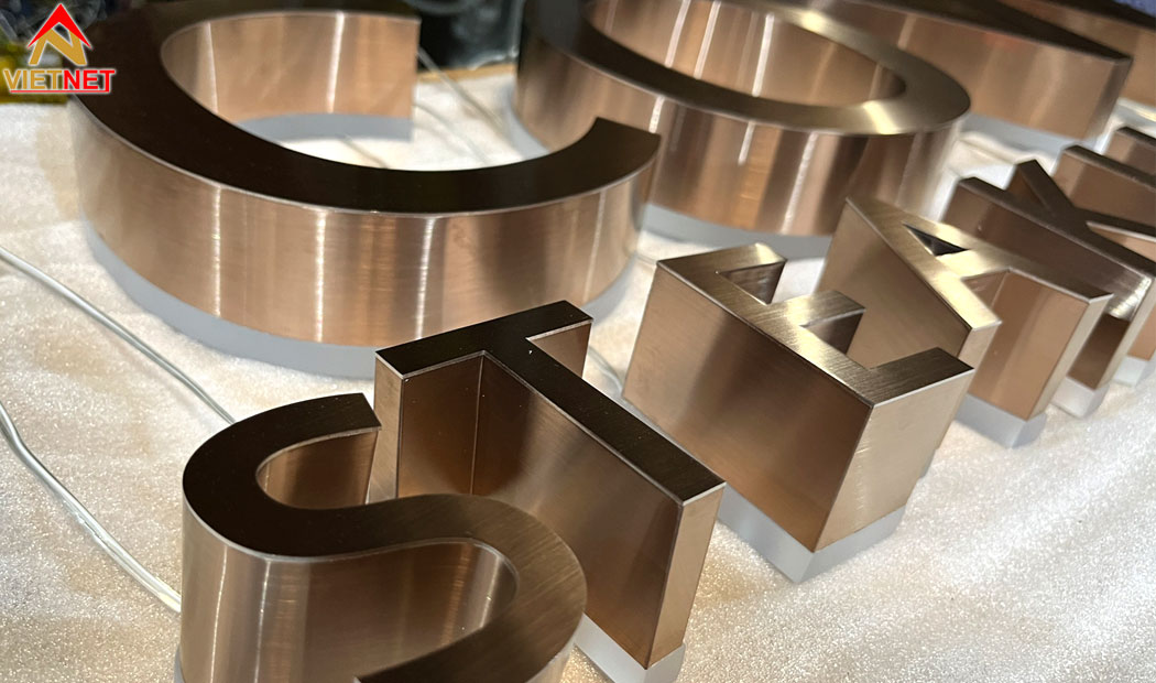 gia-cong-chu-inox-xuoc-sang-trong-hien-dai-ben-bi