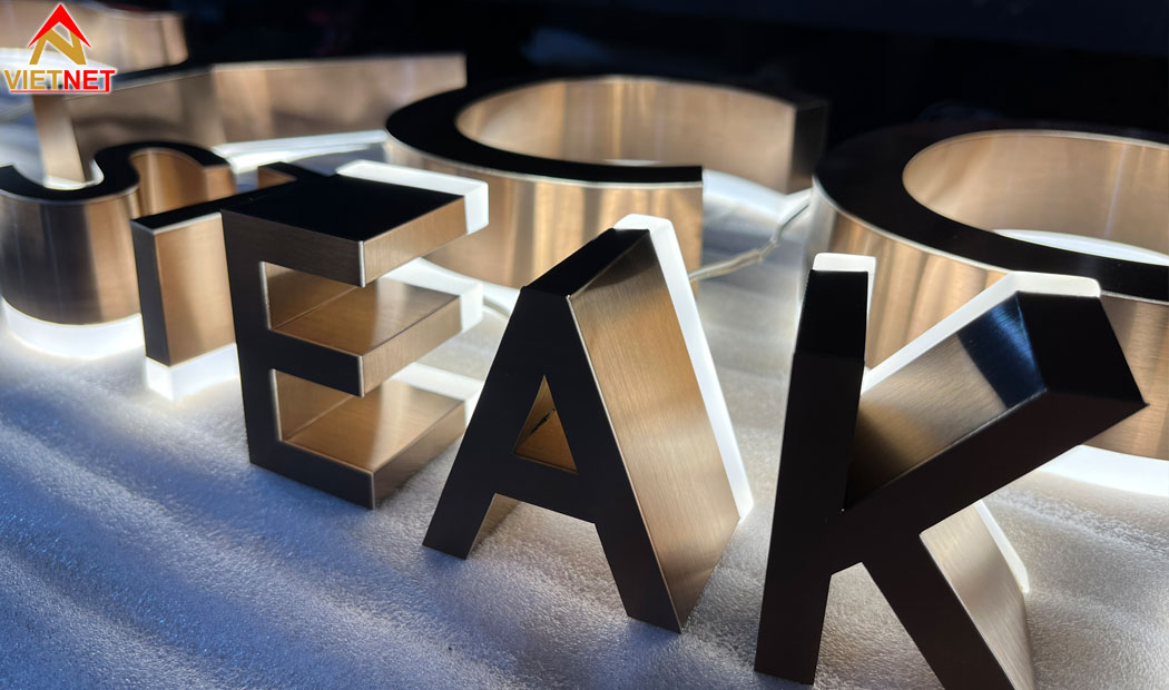 gia-cong-chu-inox-xuoc-sang-trong-hien-dai-ben-bi