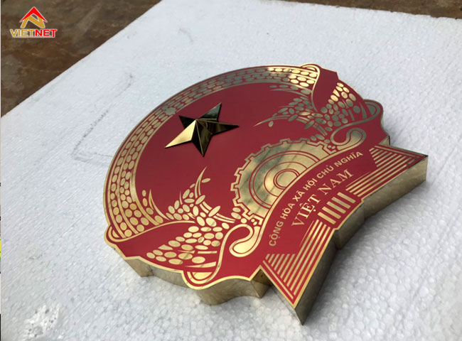 gia-cong-logo-inox-an-mon-cao-cap