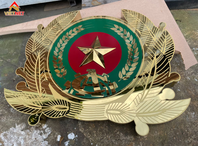 gia-cong-logo-inox-an-mon-cao-cap