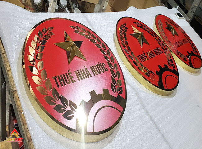 - Dễ dàng bảo trì: Logo Inox không đòi hỏi nhiều công việc bảo dưỡng đặc biệt. Chỉ cần lau chùi định kỳ bằng một khăn mềm và chất tẩy rửa nhẹ, logo Inox sẽ luôn giữ được vẻ sạch sẽ và bóng bẩy. Khả năng chống ăn mòn của nó cũng giúp logo không bị bám bụi, dễ dàng làm sạch và duy trì vẻ ngoài đẹp mắt.  - Tạo niềm tin và ấn tượng tốt: Logo Inox mang lại một vẻ đẹp tinh tế, sang trọng và chuyên nghiệp. Với bề mặt sáng bóng và hình dạng tinh tế, logo Inox tạo nên một ấn tượng tốt và gửi thông điệp về sự chất lượng và đẳng cấp của thương hiệu. Logo Inox không chỉ làm nổi bật thương hiệu mà còn tạo niềm tin và sự ấn tượng.