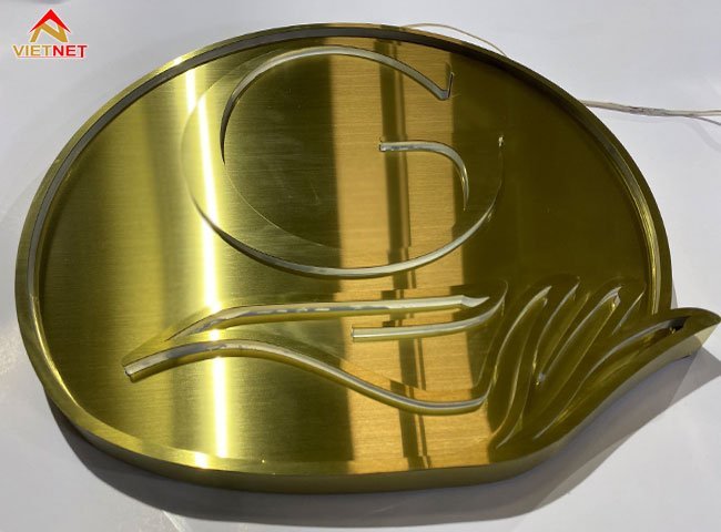 tang-nhan-dien-thuong-hieu-voi-logo-inox