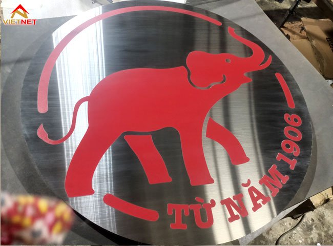 tang-nhan-dien-thuong-hieu-voi-logo-inox