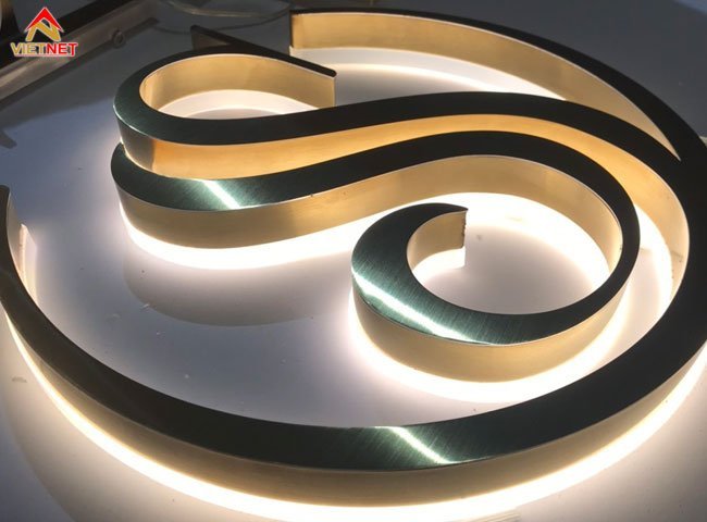 tang-nhan-dien-thuong-hieu-voi-logo-inox