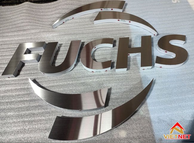 tang-nhan-dien-thuong-hieu-voi-logo-inox