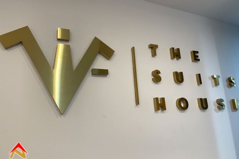 Bảng hiệu chữ inox vàng xước The Suits House