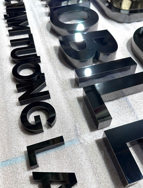 Chữ inox đen gương Gia Linh Mobie