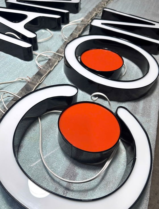 Bảng hiệu chữ nhôm THAN CON