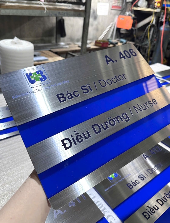 Bảng tên Bác Sĩ trước cửa phòng khám