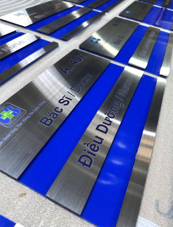 Bảng tên Bác Sĩ trước cửa phòng khám