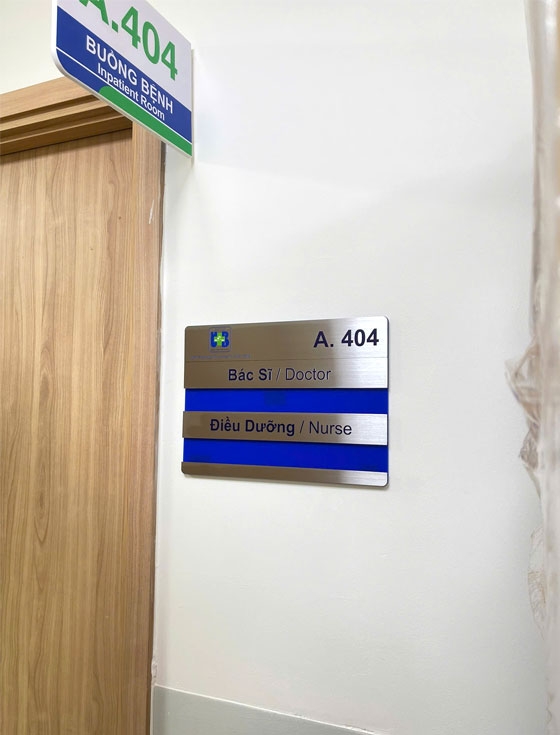 Bảng tên Bác Sĩ trước cửa phòng khám