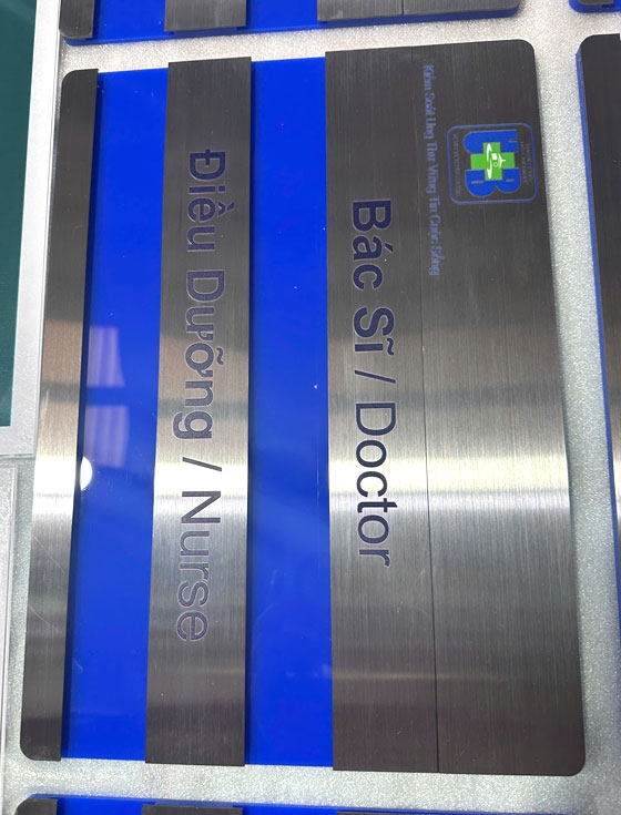 Bảng tên Bác Sĩ trước cửa phòng khám