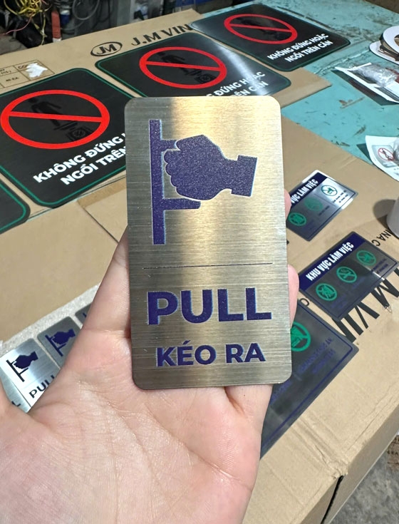 Bảng hiệu chỉ dẫn inox in UV