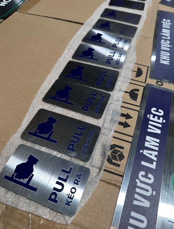 Bảng hiệu chỉ dẫn inox in UV