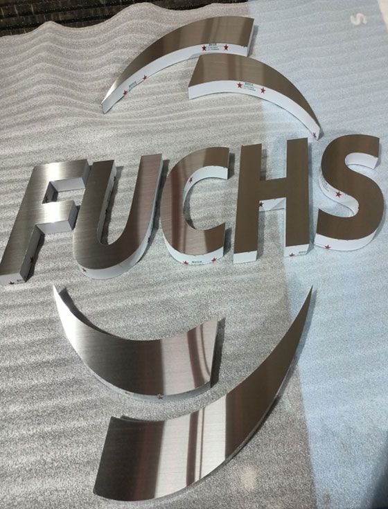 Chữ inox trắng xước Fuchs