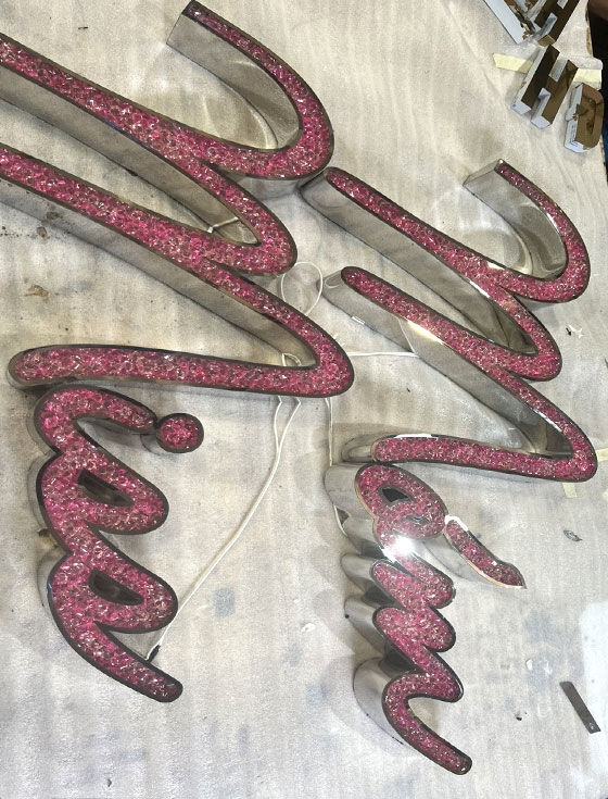 Chữ nổi mặt acrylic giả đá Móm Miss