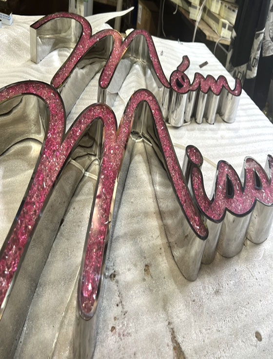 Chữ nổi mặt acrylic giả đá Móm Miss