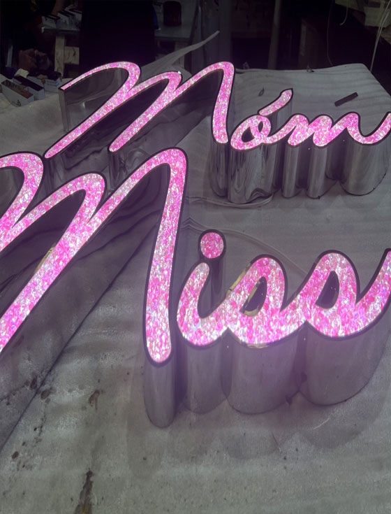 Chữ nổi mặt acrylic giả đá Móm Miss