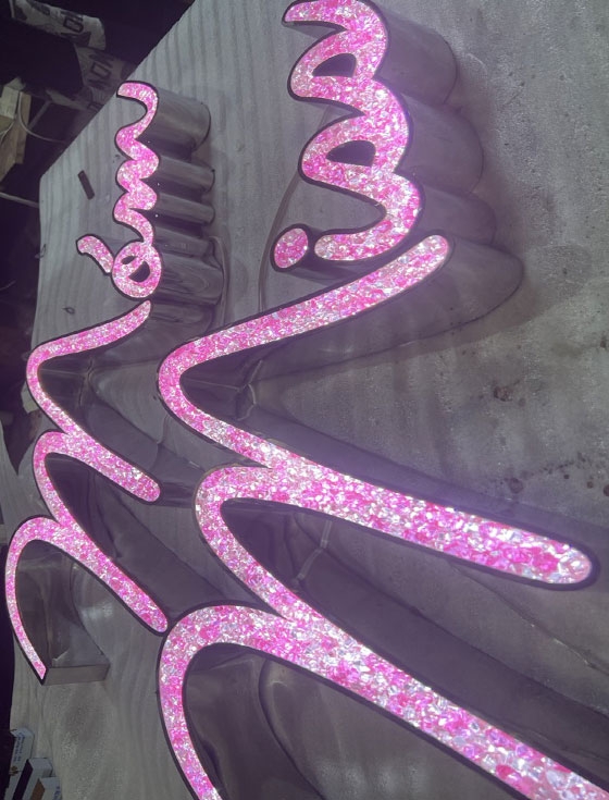 Chữ nổi mặt acrylic giả đá Móm Miss