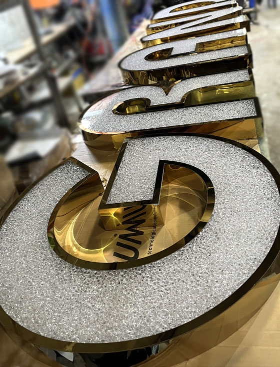 Chữ nổi mặt Acrylic giá đá Grand