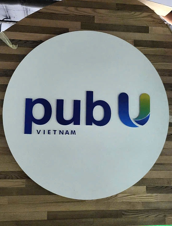 Biển hiệu chữ mica PubU