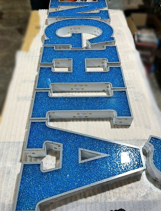 Chữ nổi inox mặt đổ đá Acrylic nhà hàng 