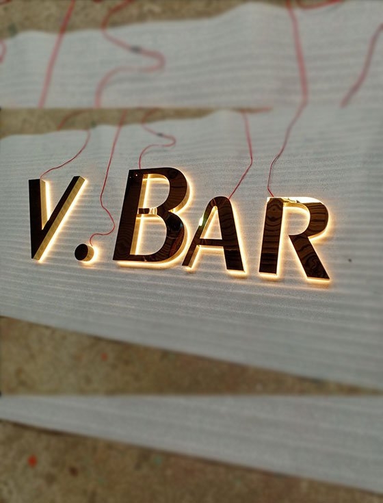 Chữ inox vàng gương hắt led sáng chân V.Bar