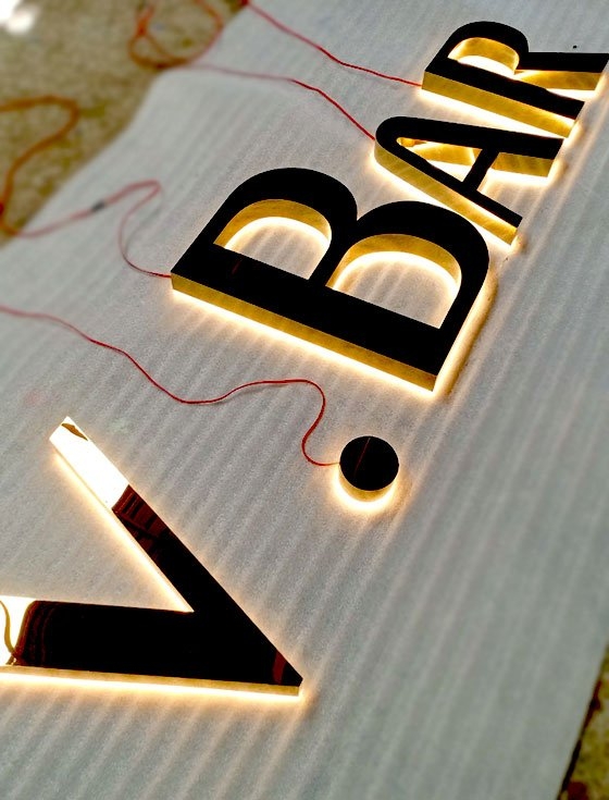 Chữ inox vàng gương hắt led sáng chân V.Bar