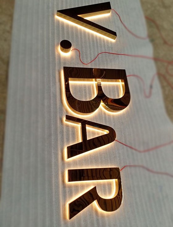 Chữ inox vàng gương hắt led sáng chân V.Bar